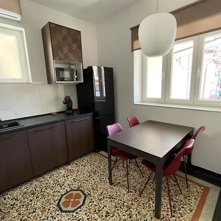 Apartment Center 3br With En-suite And Workspace