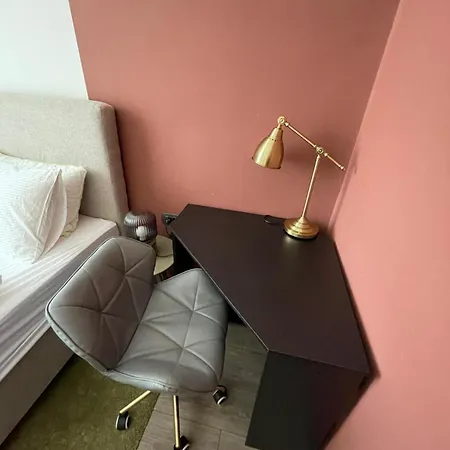 Apartment Center 3br With En-suite And Workspace *