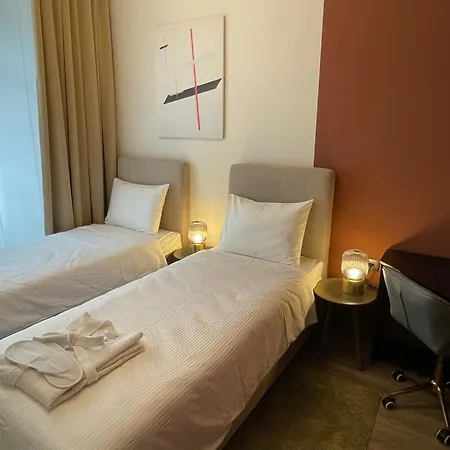 Center 3br With En-suite And Workspace Apartment
