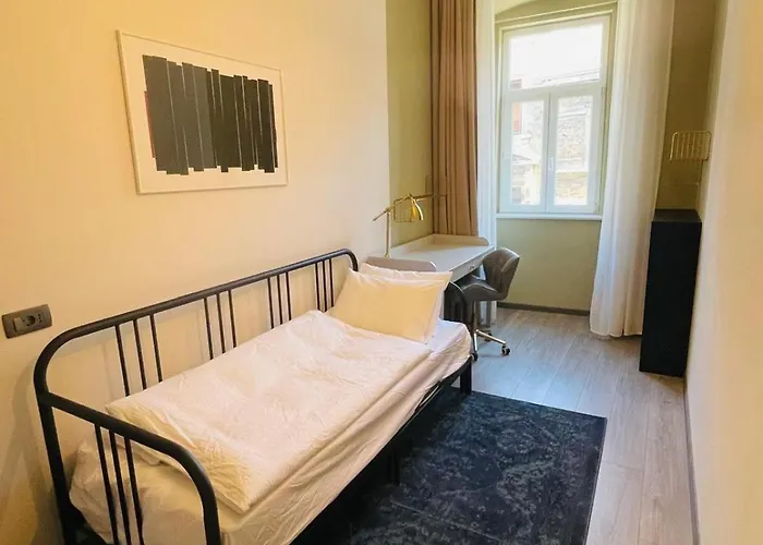 Center 3br With En-suite And Workspace