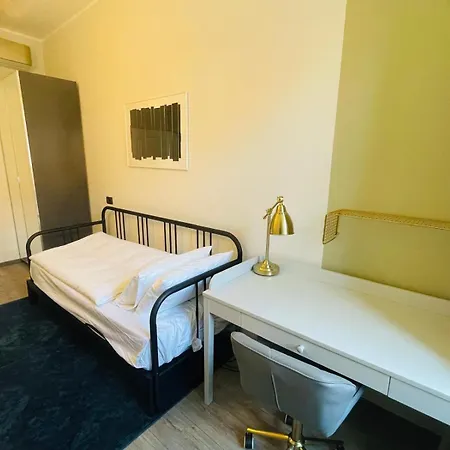 Center 3br With En-suite And Workspace *
