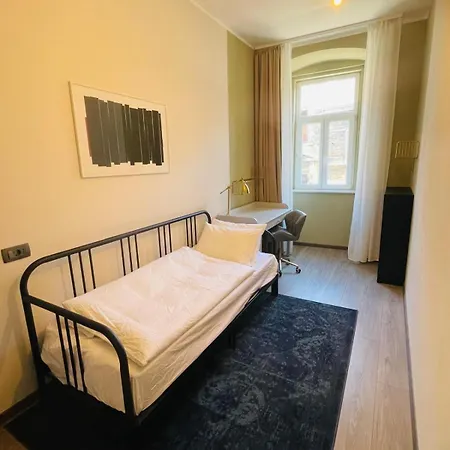 Center 3br With En-suite And Workspace