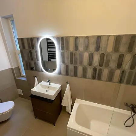 Center 3br With En-suite And Workspace Apartamento