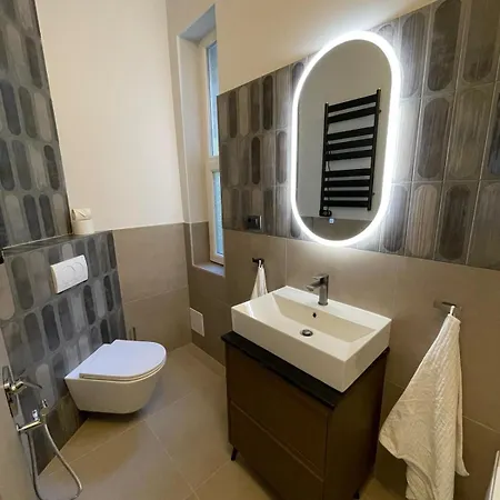 Apartmán Center 3br With En-suite And Workspace