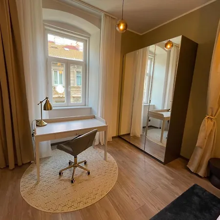 Center 3br With En-suite And Workspace *