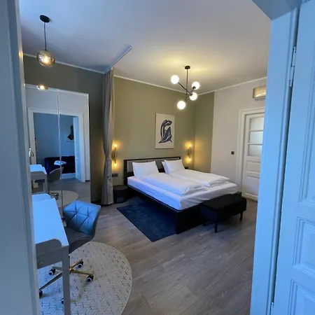 Center 3br With En-suite And Workspace