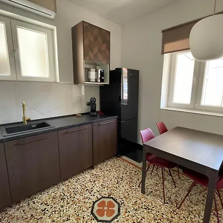 Apartmán Center 3br With En-suite And Workspace