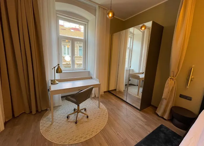Center 3br With En-suite And Workspace *