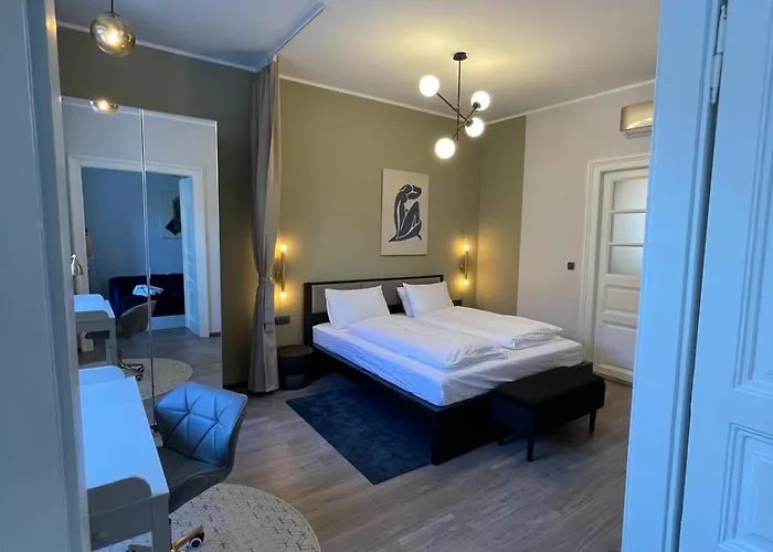 Center 3br With En-suite And Workspace